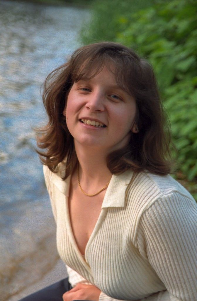 Portait de femme le long de la rivière