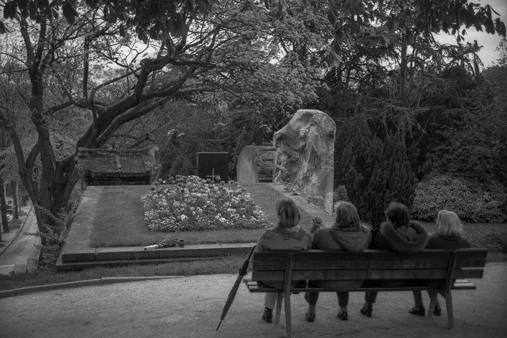 4 femmes assises sur un ban au cimetièe du père Lachaise