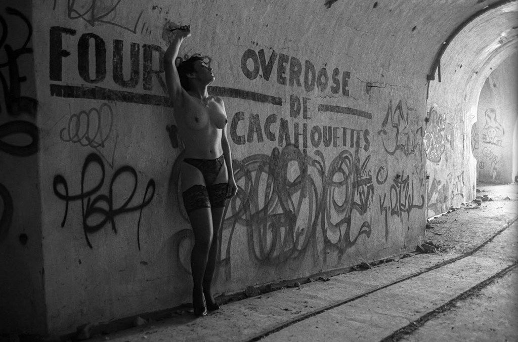 Femme en lingerie dans un fort militaire