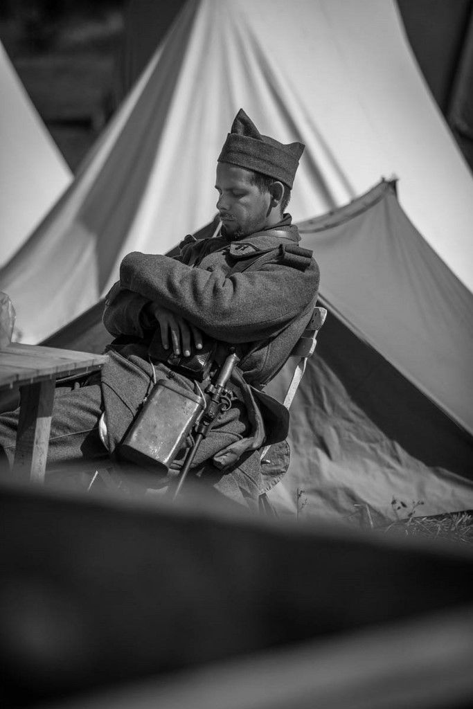 Soldat endormi au campement