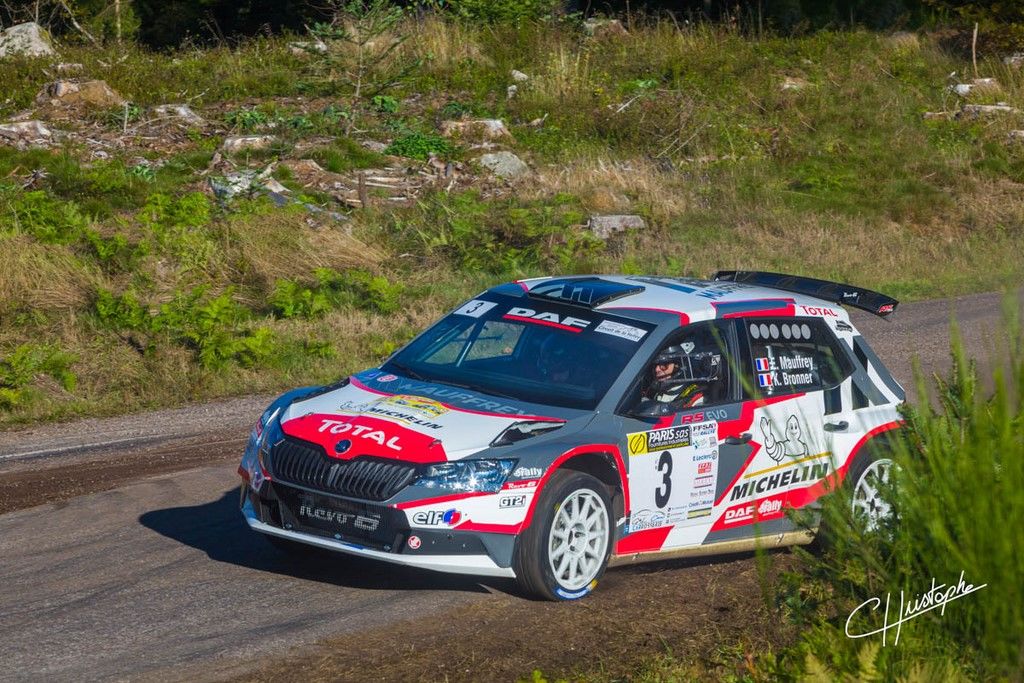 Skoda Fabia R5 n°3 blanche et rouge de l'équipage Mauffrey & Brünner au rallye de la Luronne 2020