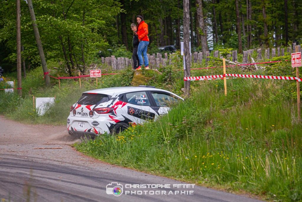 Photo de rallye automobile, clio faisant un tout droit
