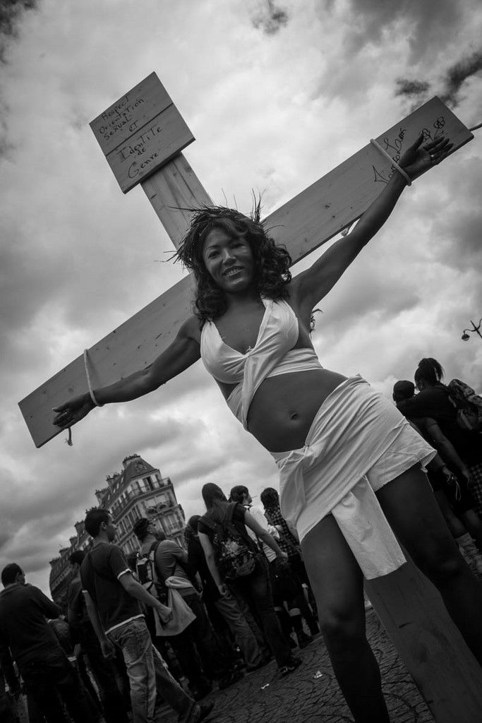 Femme en croix - GayPride 2008