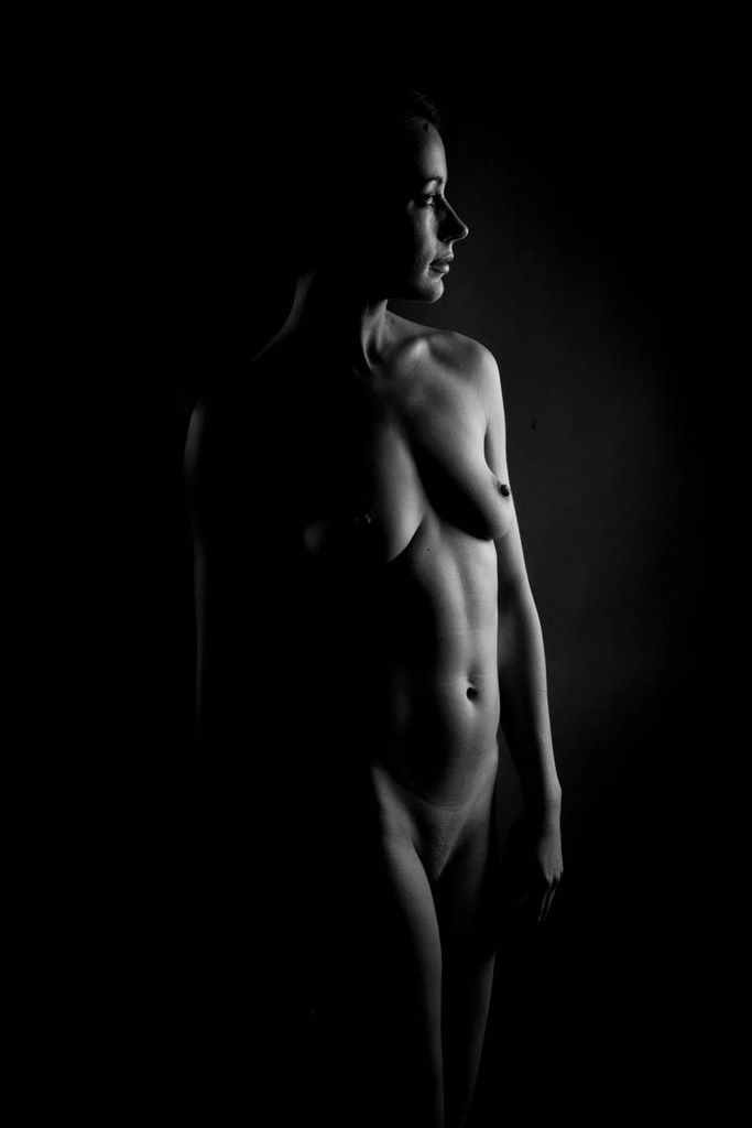 Femme nue en clair obscur