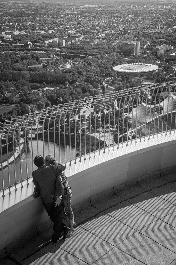 Des amoureux sur une tour du parc olympique de Munich