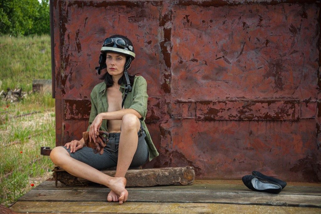 Femme assise sur un wagon avec un casque de moto