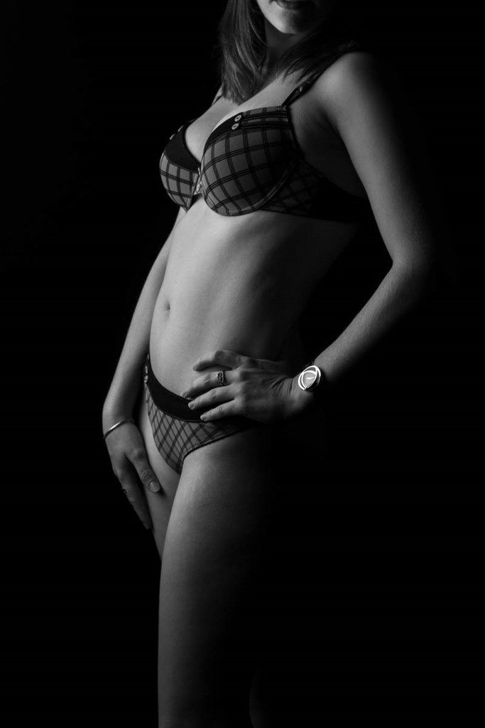 Femme en lingerie debout au studio