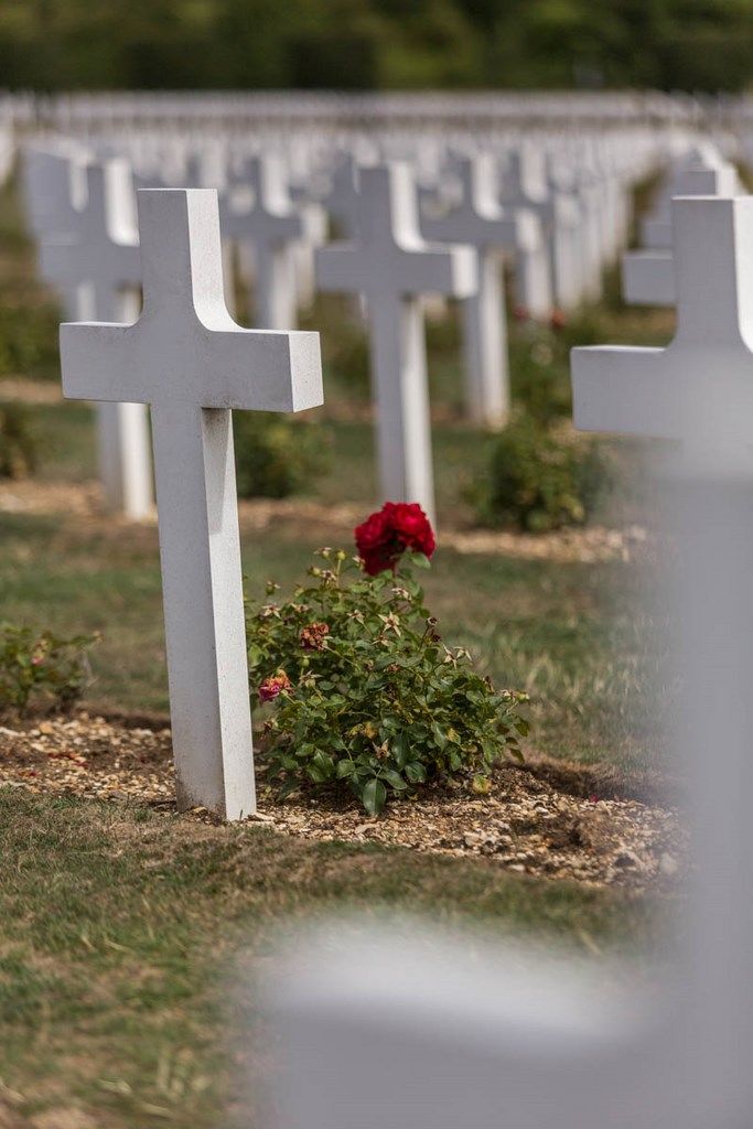 Tombe de poilu avec une rose au cimetière de Verdun