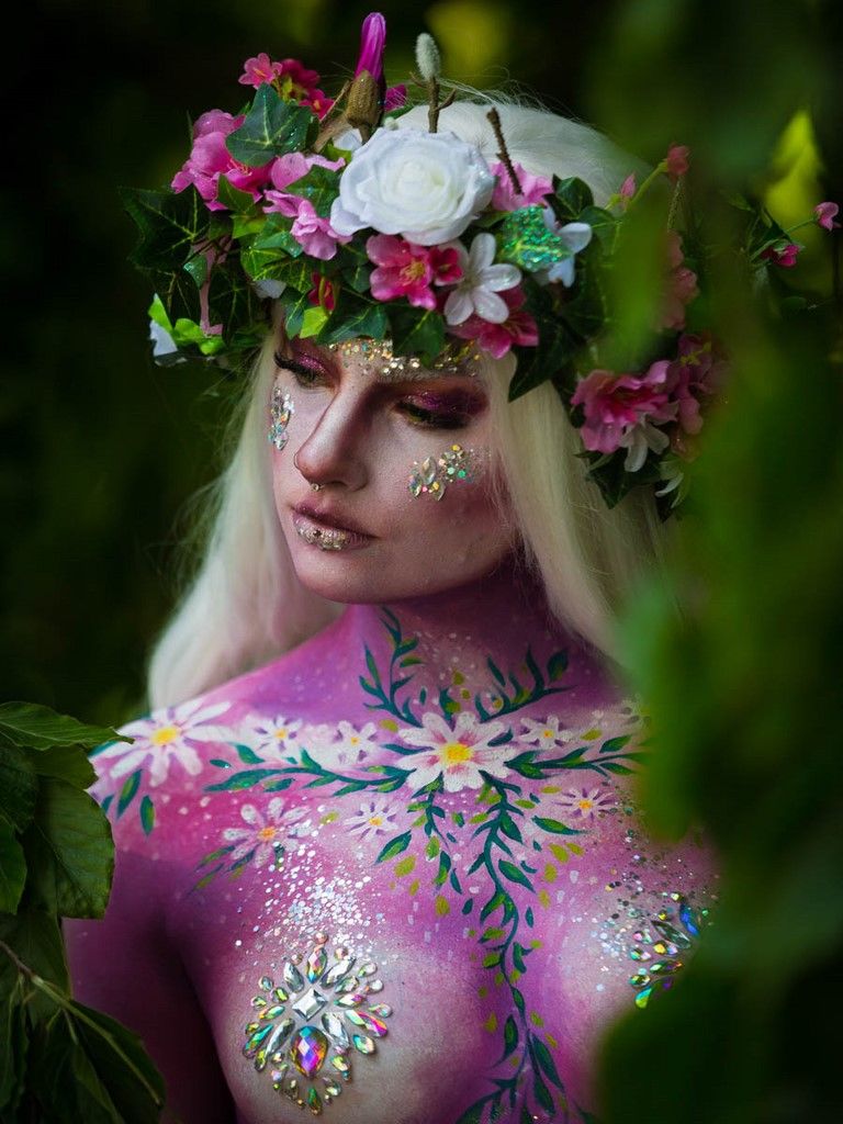 Bodypainting de femme mauve