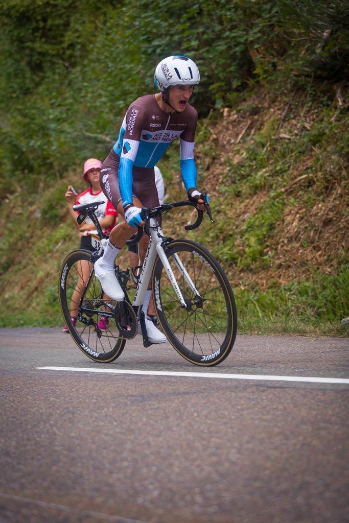 Cycliste criant de douleur