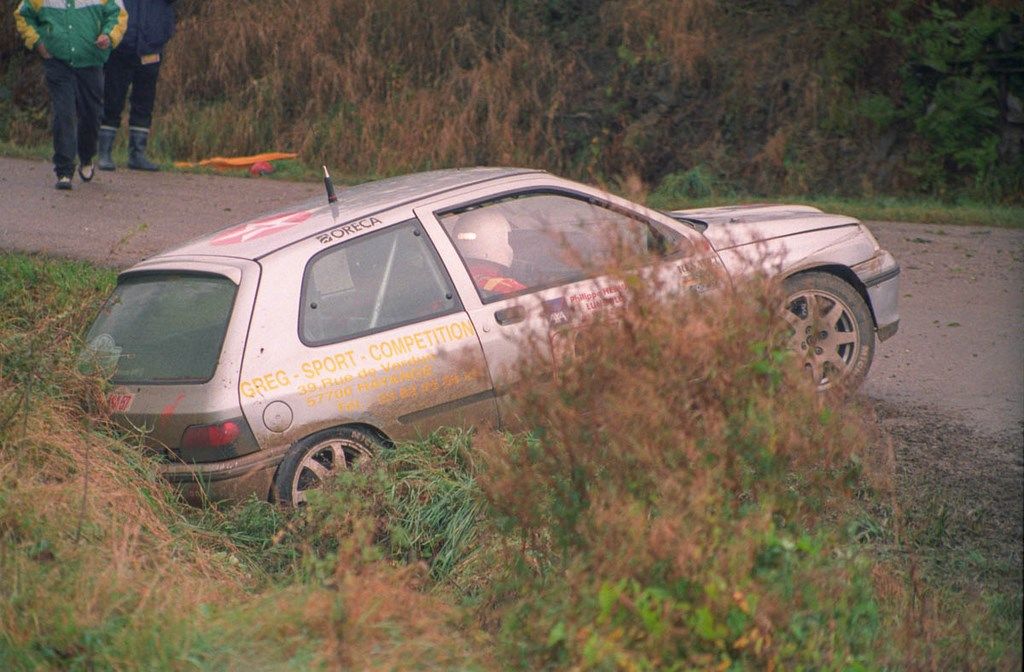 Renault Clio dans le fossé