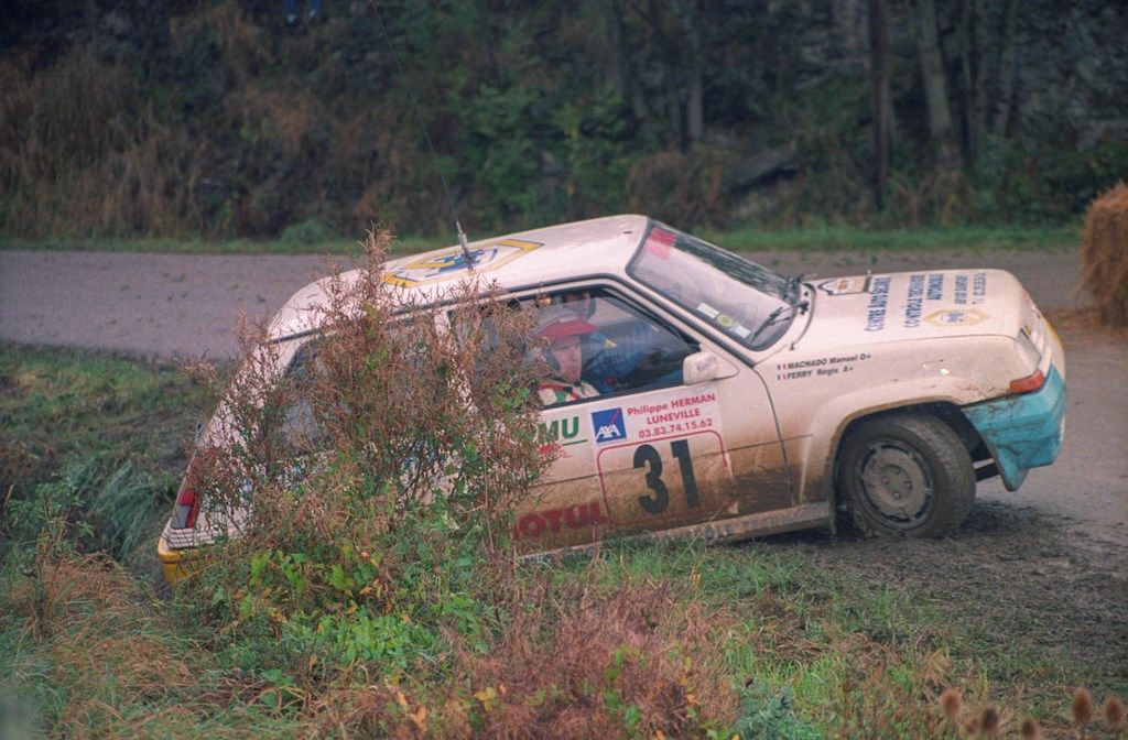 R5 GT Turbo au fossé