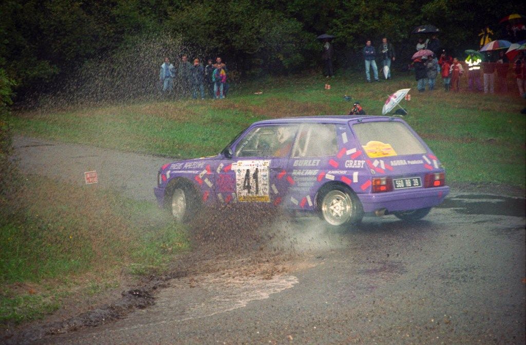 Samba rallye en glisse dans une flaque d'eau