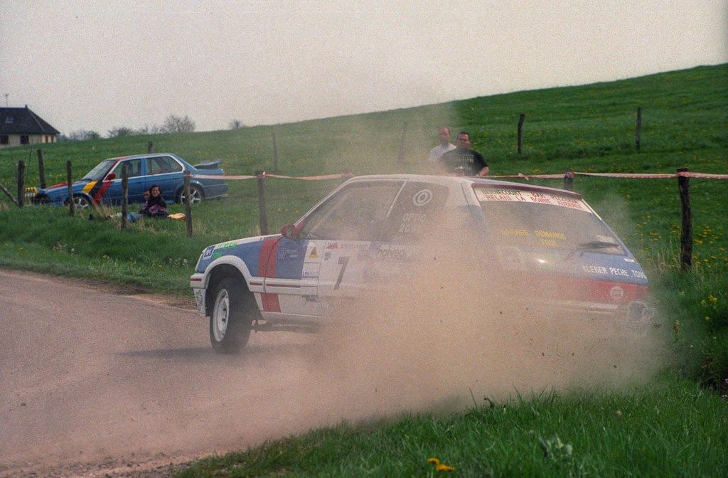 205 rallye en glisse à la limite