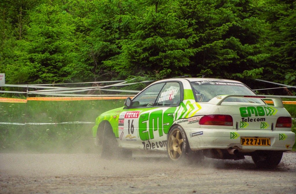 une Subaru en tête à queue