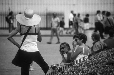 Photos de parisiennes sur le parvis de Notre Dame