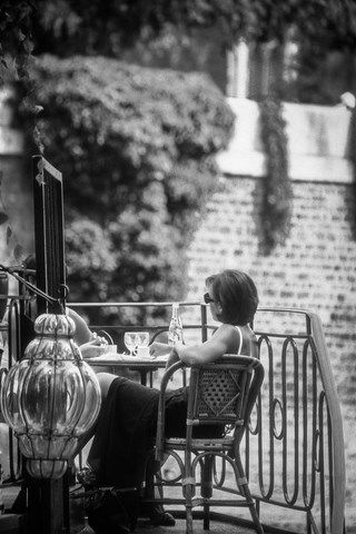 Une femme à la terrasse d'un restaurant parisien