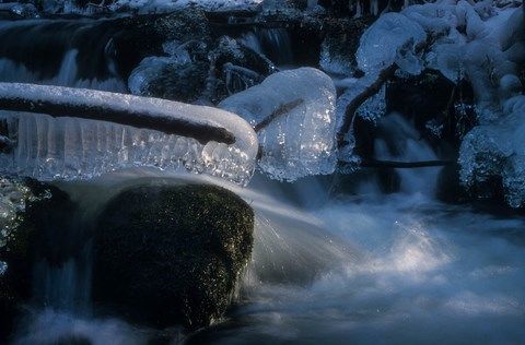 ruisseau et glace en hiver