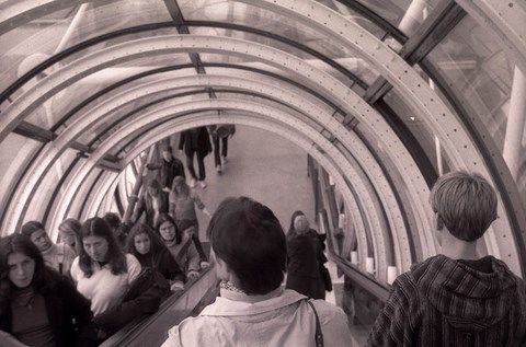 La foule dans les esclators du centre Pompidou de Paris
