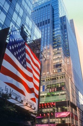 Le drapeau américain sur un écran géant à Time Square