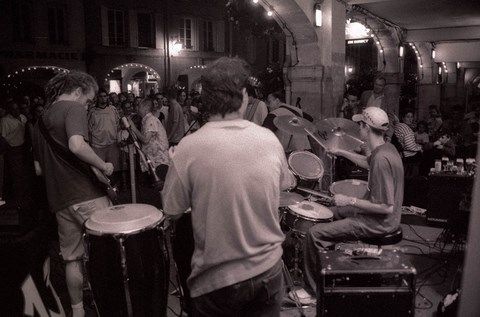 Un groupe de musique sous des arcades à Remiremont