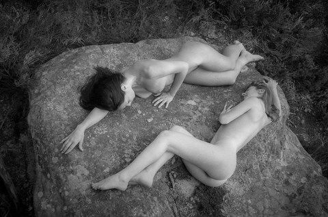 2 femmes nues couchées sur un rocher