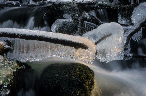 stalagtite de glace au dessus d'un ruisseau