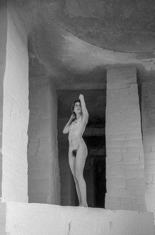 Femme nue entre des colonne d'une carrière