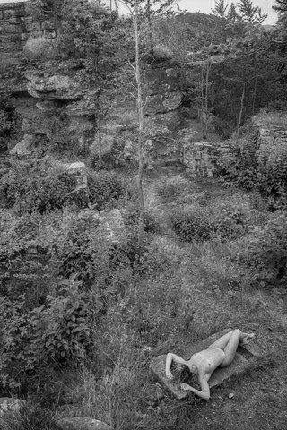 Femme nue perdu dans un paysage