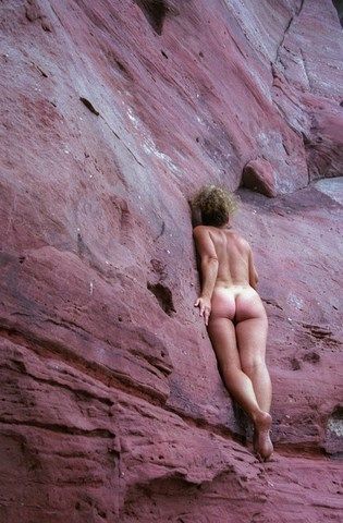Femme de dos sur un rocher rose
