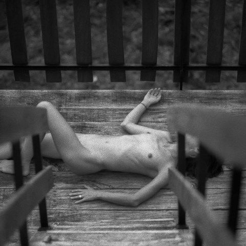 Femme nue au peid d'un escalier