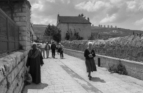 Rue de Nazareth avec un musulman agé et une catholique agée marchant dans la même direction