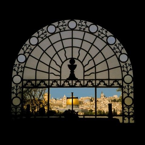 Vue d'une église catholique sur le dôme du rocher