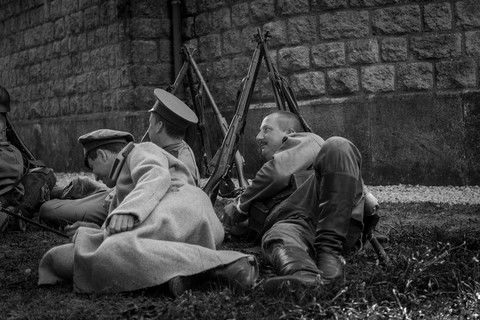 Soldats assis dans l'herbe