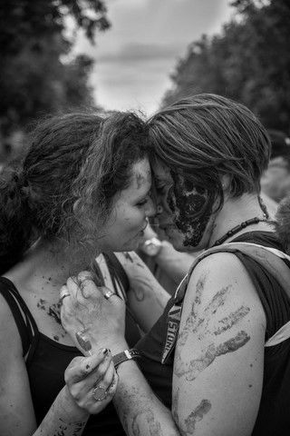 2 femmes s'embrassant - GayPride 2008