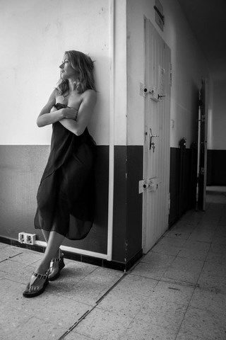 Femme habillée avec un voile noir dans les couloirs de la cellules