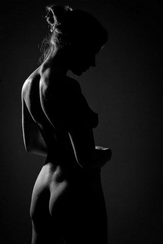 Femme nue de dos, en clair obscur