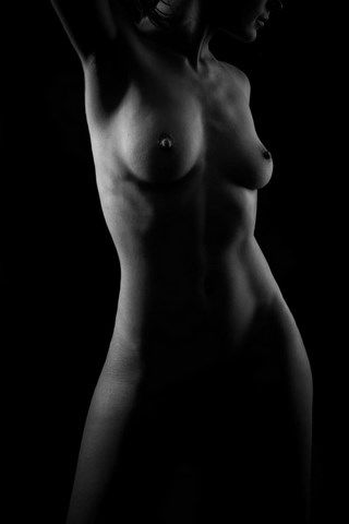 Femme nue en clair obscur