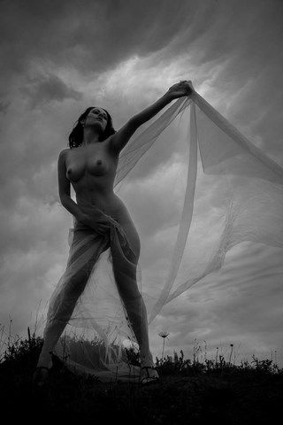 Femme nue, habillée d'un léger voile