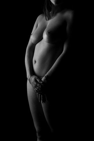 Femme seins nus en clair obscur