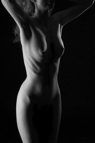 Femme nue, debout avec un éclairage clair obscur