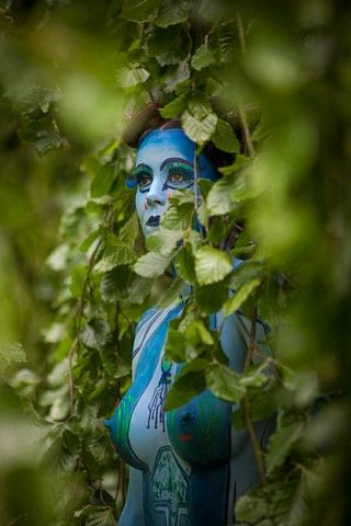 Femme bleue dans les arbres