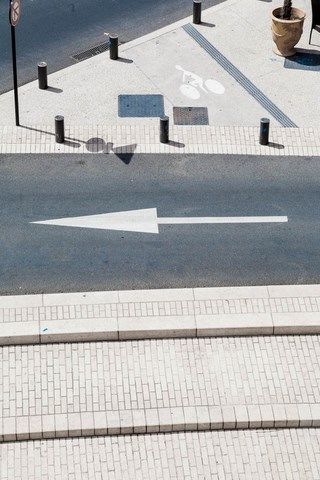 Fléche sur une rue de Nîmes