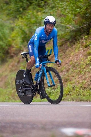 Cycliste avec un regard combatif