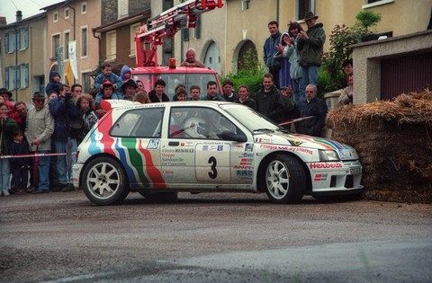 Clio Maxi dans la botte de foin