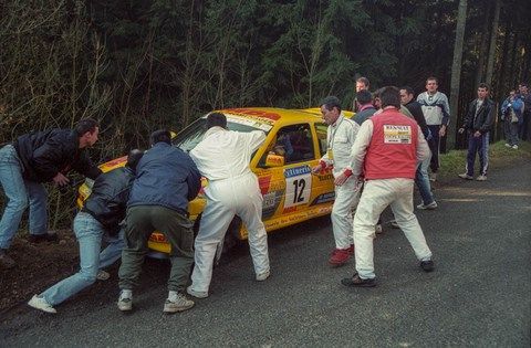 Ford Escort poussée par les spectateurs