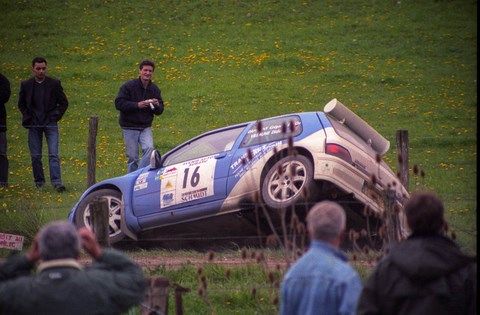 Clio Maxi dans le fossé