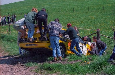 Les spectateurs tentent de sotir la Ford Sierra du fossé