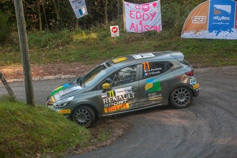 tête à queue pour cette Renault mégane